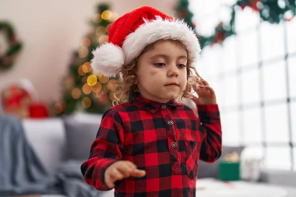 Adorable Chica Caucásica Stan Por Árbol Navidad Casa — Foto de Stock