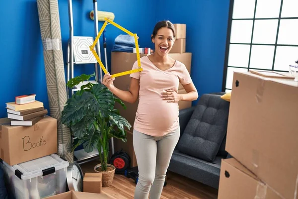 Jonge Zwangere Vrouw Verhuizen Naar Een Nieuw Huis Lachen Hard — Stockfoto