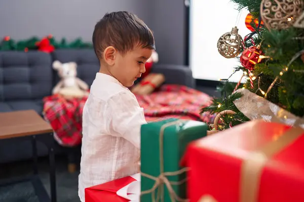 Bedårande Hispanic Småbarn Dekorera Julgran Hemma — Stockfoto