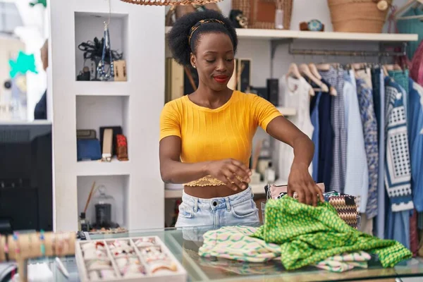 Afrikaans Amerikaanse Vrouw Winkel Assistent Vouwen Kleding Werken Kleding Winkel — Stockfoto