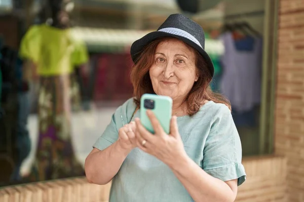 Seniorin Lächelt Selbstbewusst Mit Smartphone Auf Der Straße — Stockfoto