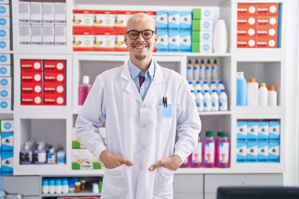 Young Caucasian Man Pharmacist Smiling Confident Standing Pharmacy — Foto Stock
