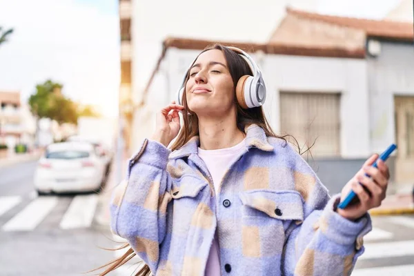 Молода Красива Іспаномовна Жінка Слухає Музику Стоїть Вулиці — стокове фото