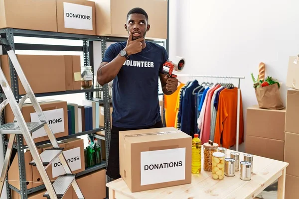 Jonge Afro Amerikaanse Vrijwilliger Die Donaties Inpakt Voor Liefdadigheid Bezorgd — Stockfoto