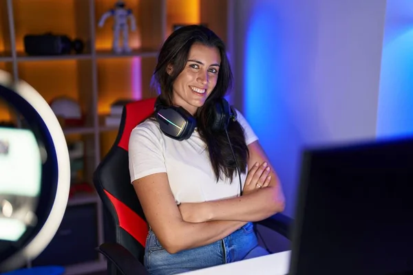 Young Beautiful Hispanic Woman Streamer Smiling Confident Sitting Arms Crossed — Stock Photo, Image
