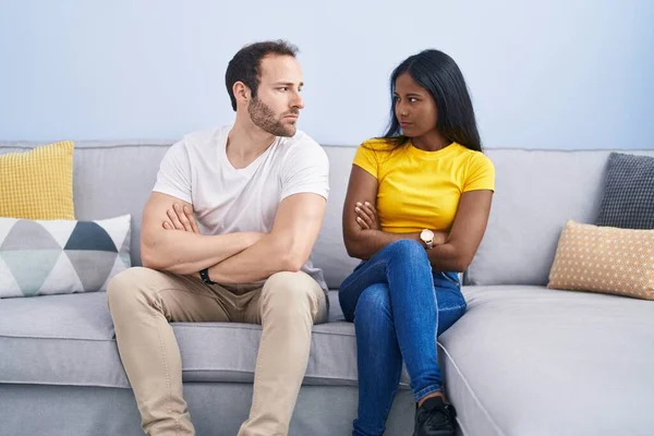 Hombre Mujer Interracial Pareja Discutiendo Casa — Foto de Stock