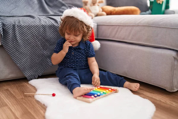 Sevimli Spanyol Bebek Noel Şapkası Takıp Evde Ksilofon Çalıyor — Stok fotoğraf