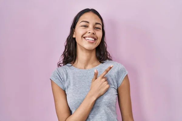 Young Brazilian Woman Wearing Casual Shirt Pink Background Cheerful Smile — Stockfoto