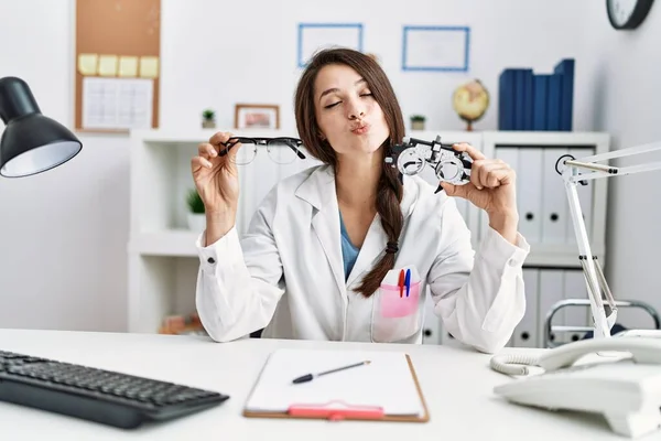 Joven Doctora Sosteniendo Gafas Optometría Gafas Normales Mirando Cámara Soplando — Foto de Stock