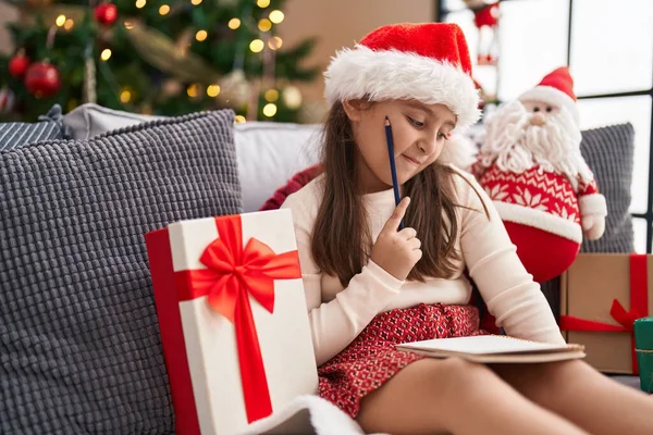 Sevimli Spanyol Kız Evde Şüpheli Bir Ifadeyle Noel Ağacının Yanında — Stok fotoğraf