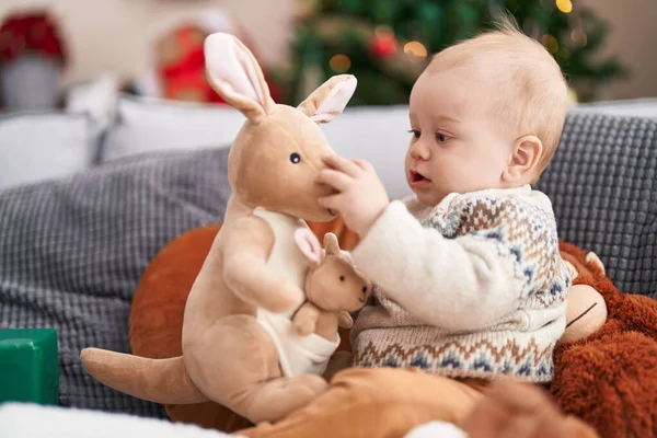 Rozkošné Kavkazské Dítě Drží Klokaní Panenku Sedí Pohovce Vánočního Stromku — Stock fotografie