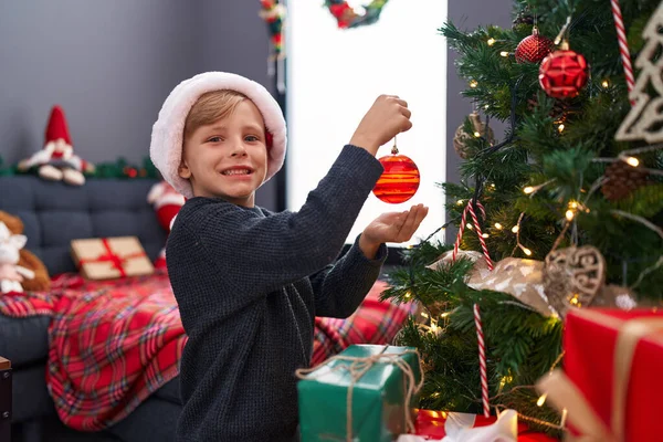 Sevimli Çocuk Gülümseyerek Evdeki Noel Ağacını Süsledi — Stok fotoğraf