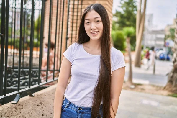 Junge Chinesin Lächelt Glücklich Der Stadt — Stockfoto