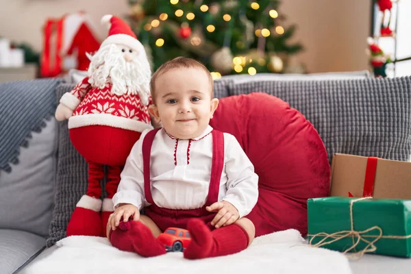 Bedårande Hispanic Baby Ler Säker Sitter Soffan Julgran Hemma — Stockfoto