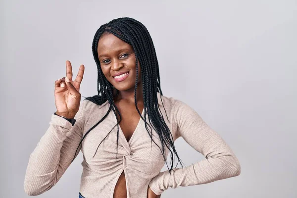 Африканская Женщина Косичками Белом Фоне Улыбается Глядя Камеру Показывая Пальцы — стоковое фото