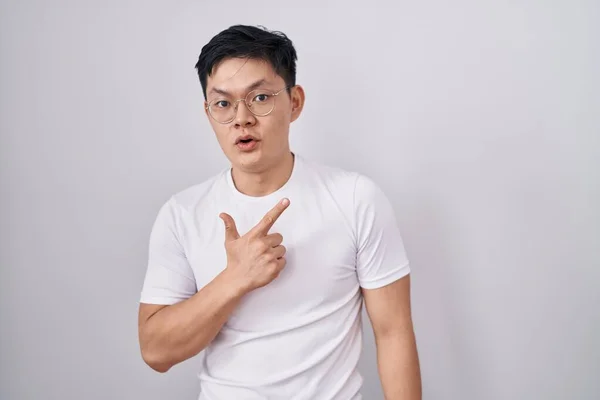 Jeune Homme Asiatique Debout Sur Fond Blanc Surpris Pointant Doigt — Photo