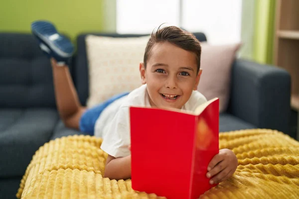 Liebenswertes Hispanisches Kleinkind Liest Buch Hause Auf Sofa Liegend — Stockfoto