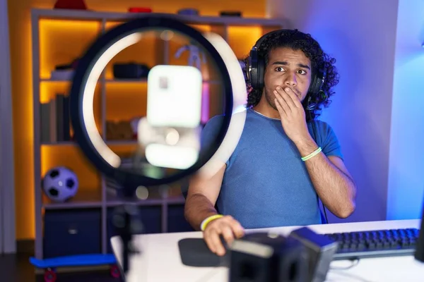 Hispanischer Mann Mit Lockigem Haar Der Videospiele Spielt Während Mit — Stockfoto