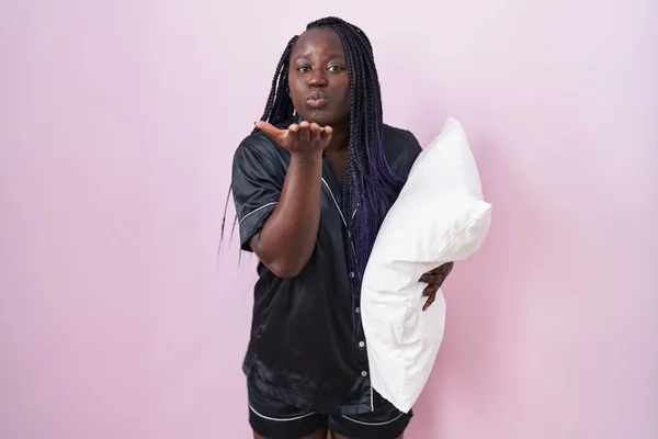 Genç Afrikalı Bir Kadın Pijama Giyip Yastığa Sarılıyor Kameraya Bakıyor — Stok fotoğraf