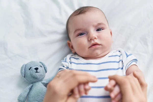 Beyaz Bebek Yatak Odasında Rahat Bir Ifadeyle Yatakta Oynuyor — Stok fotoğraf
