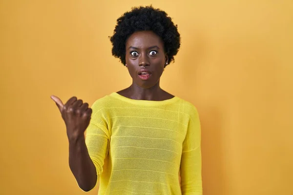 African Young Woman Standing Yellow Studio Surprised Pointing Hand Finger — Foto de Stock