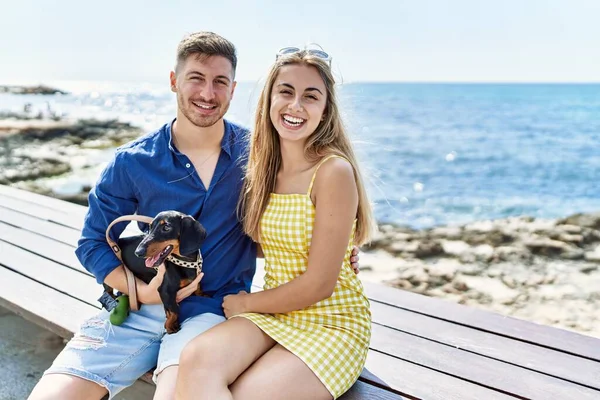 Kumsalda Köpekle Bankta Mutlu Bir Şekilde Oturan Beyaz Bir Çift — Stok fotoğraf