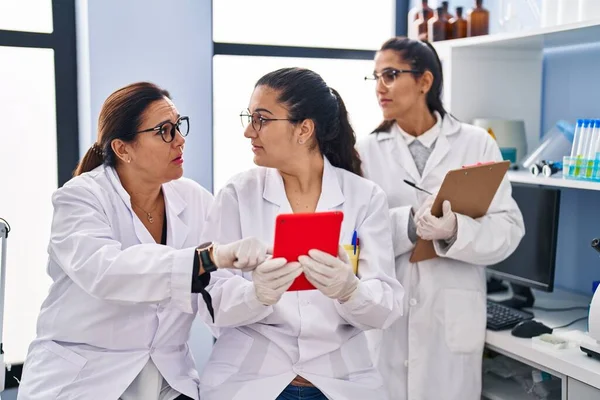 Three Woman Scientists Using Touchpad Write Checklist Laboratory — Fotografia de Stock