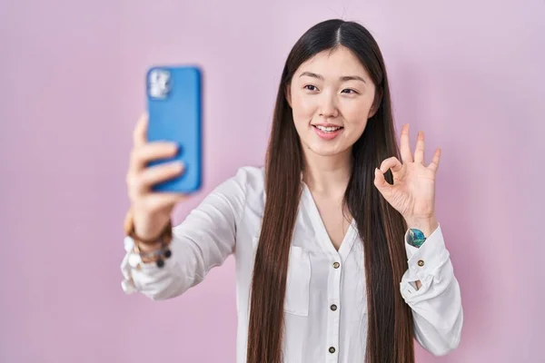 Chinois Jeune Femme Prenant Une Photo Selfie Avec Smartphone Faire — Photo