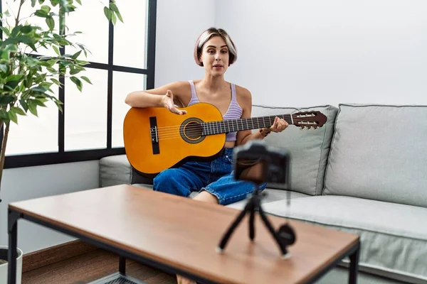 Junge Kaukasierin Nimmt Gitarrenkonzert Mit Kamera Auf Dem Heimischen Sofa — Stockfoto