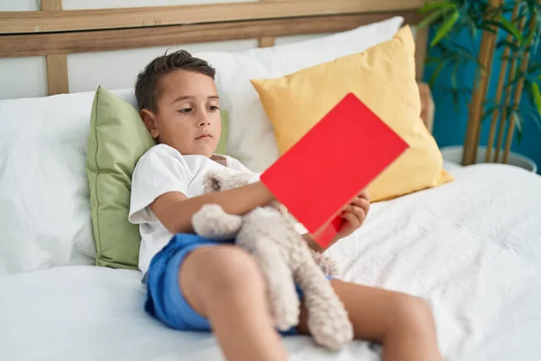 Liebenswertes Hispanisches Kleinkind Liest Buch Das Schlafzimmer Auf Dem Bett — Stockfoto