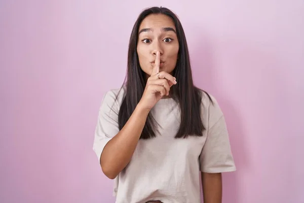 Young Hispanic Woman Standing Pink Background Asking Quiet Finger Lips — Stock Photo, Image