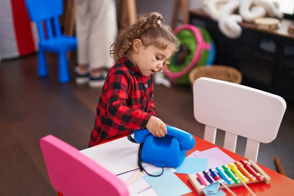 Liebenswertes Kaukasisches Mädchen Spielt Kindergarten Mit Telefonspielzeug — Stockfoto