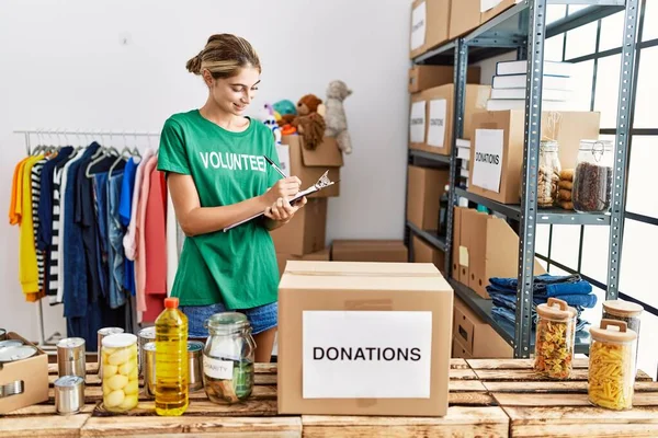 Jonge Blanke Vrouw Draagt Vrijwilligersuniform Werkt Een Liefdadigheidscentrum — Stockfoto