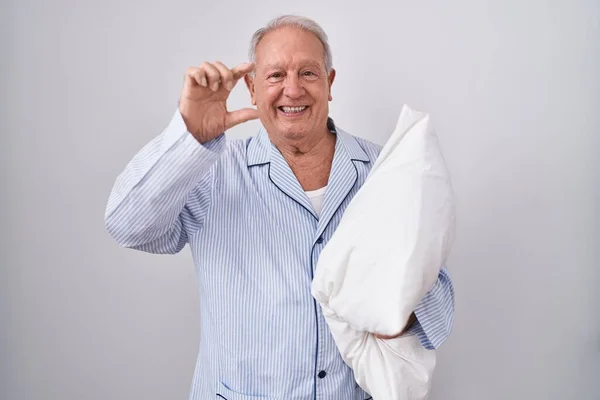 Senior Man Met Grijs Haar Dragen Pijama Knuffelen Kussen Glimlachend — Stockfoto