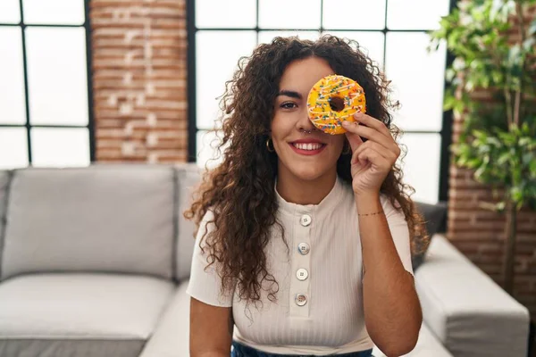 Молодая Латиноамериканка Держащая Руках Вкусный Красочный Пончик Смотрит Позитивно Счастливо — стоковое фото