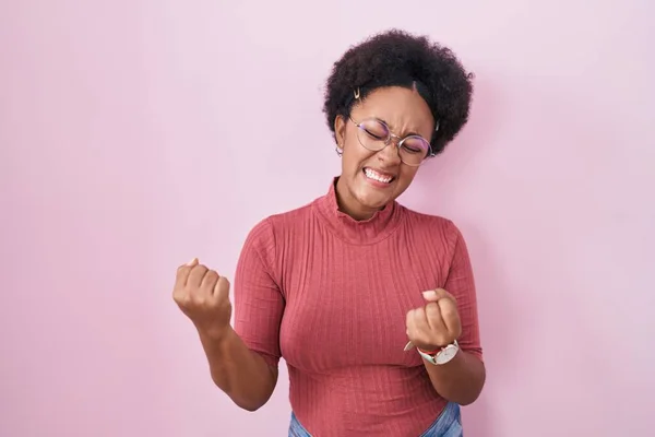 Beautiful African Woman Curly Hair Standing Pink Background Very Happy — 图库照片