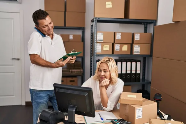 Middle Age Man Woman Business Partners Talking Smartphone Working Storehouse — Foto de Stock