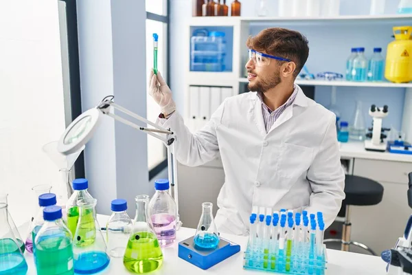 Young Arab Man Scientist Measuring Liquid Holding Test Tubes Laboratory — ストック写真