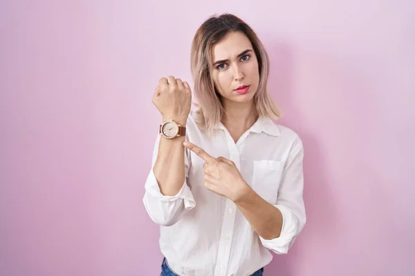 Young Beautiful Woman Standing Pink Background Hurry Pointing Watch Time — Foto de Stock