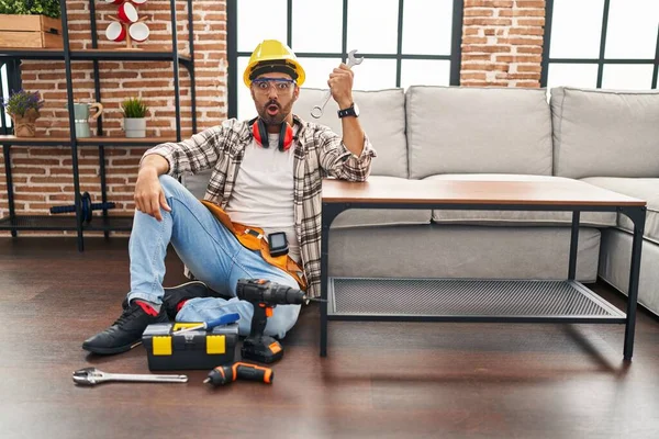 Sakallı genç İspanyol adam hareket servisi üzerinde çalışıyor. Korkmuş ve şaşkın bir şekilde ağzı açık kalmış, inançsız bir yüz. 