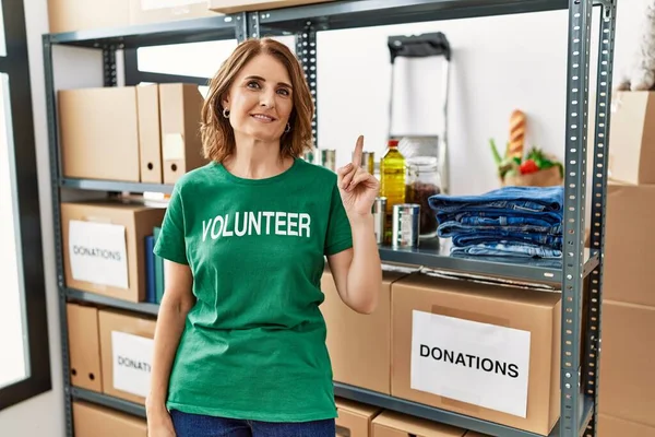 Middle Age Woman Wearing Volunteer Shirt Donations Stand Pointing Finger — Stock Photo, Image