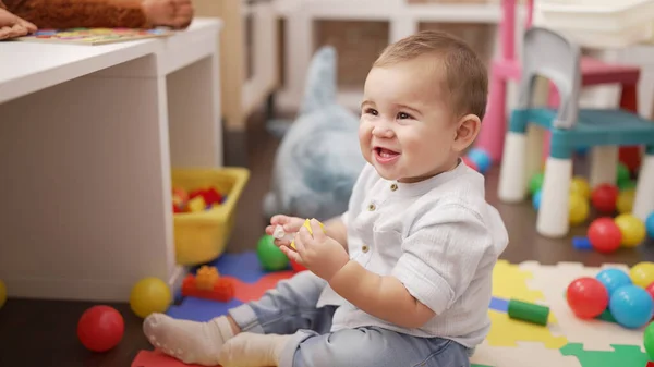 愛らしい幼児遊びとともにおもちゃで床に座って幼稚園 — ストック写真