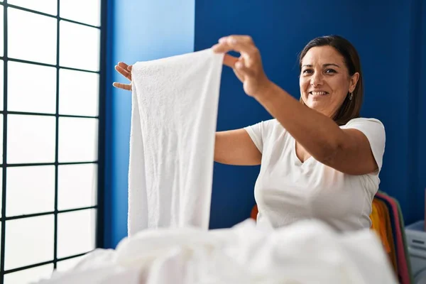 Middle Age Hispanic Woman Smiling Confident Holding Shirt Laundry Room — Stockfoto