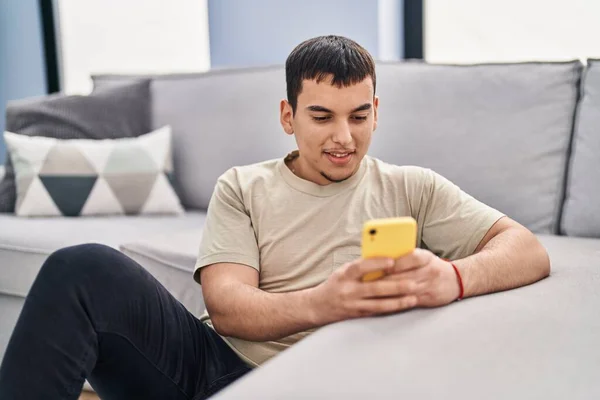 Genç Adam Akıllı Telefon Kullanıyor Evde Yerde Oturuyor — Stok fotoğraf