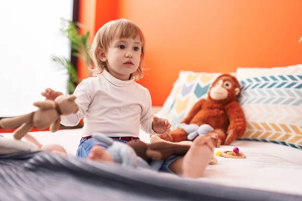 Sevimli Spanyol Kız Yatak Odasında Bebekleri Tutuyor — Stok fotoğraf
