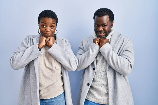 Mladý Africký Americký Pár Stojící Nad Modrým Pozadím Spolu Smějící — Stock fotografie