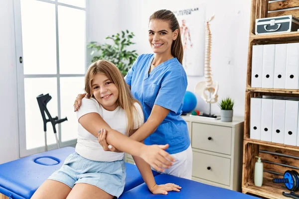 Vrouw Meisje Fysiotherapeut Patiënt Met Revalidatie Sessie Stretching Arm Bij — Stockfoto