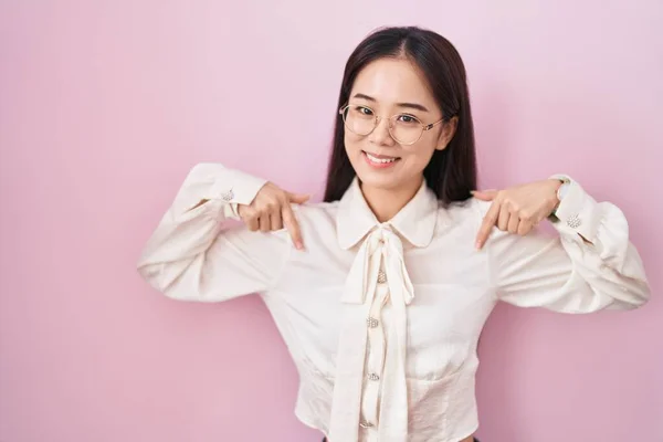 Young Chinese Woman Standing Pink Background Looking Confident Smile Face — Stockfoto