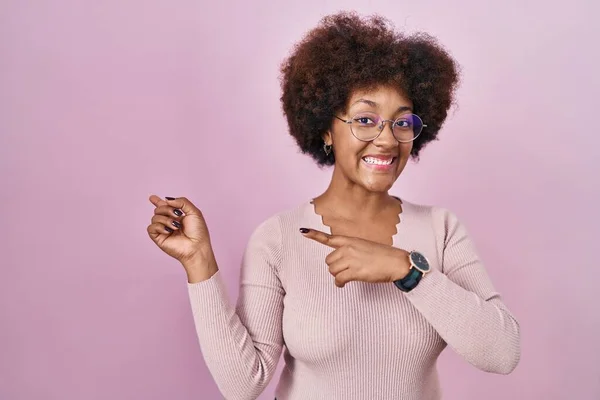 Young African American Woman Standing Pink Background Smiling Looking Camera — 图库照片