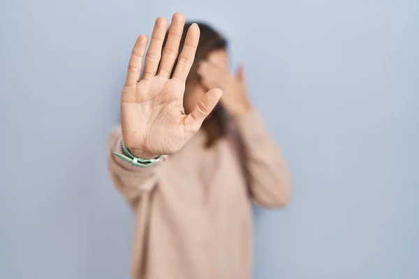 Jonge Vrouw Die Een Geïsoleerde Achtergrond Staat Ogen Met Handen — Stockfoto